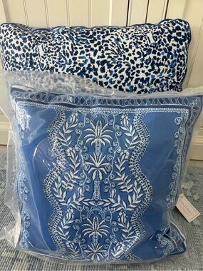 NWT Lilly Pulitzer ~Have it Both Rays~ 18” Outdoor Blue Accent Pillow